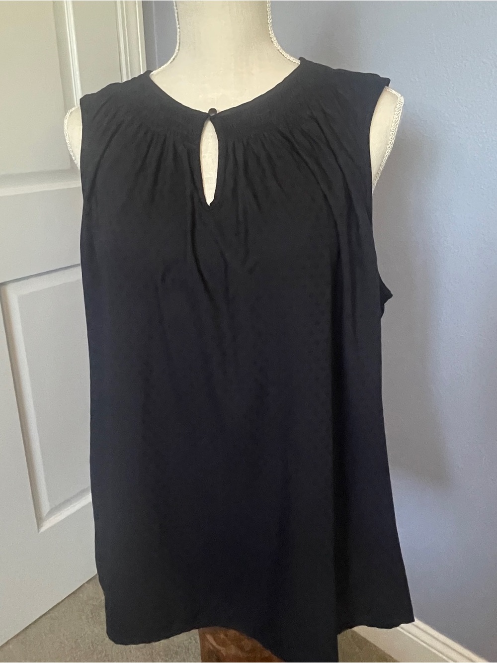 Croft & Barrow Sleeveless Black Keyhole Neck Summer Weight Women's Top size XL